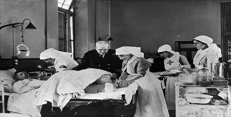 L0009336 World War I: doctor and nurse treating a wounded soldier